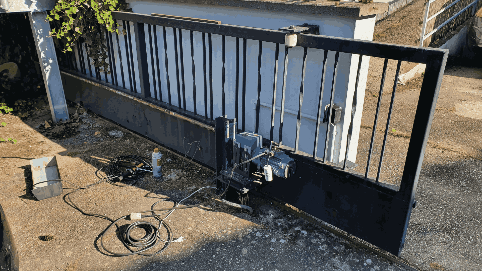 Picture of the gate at the beginning before the project