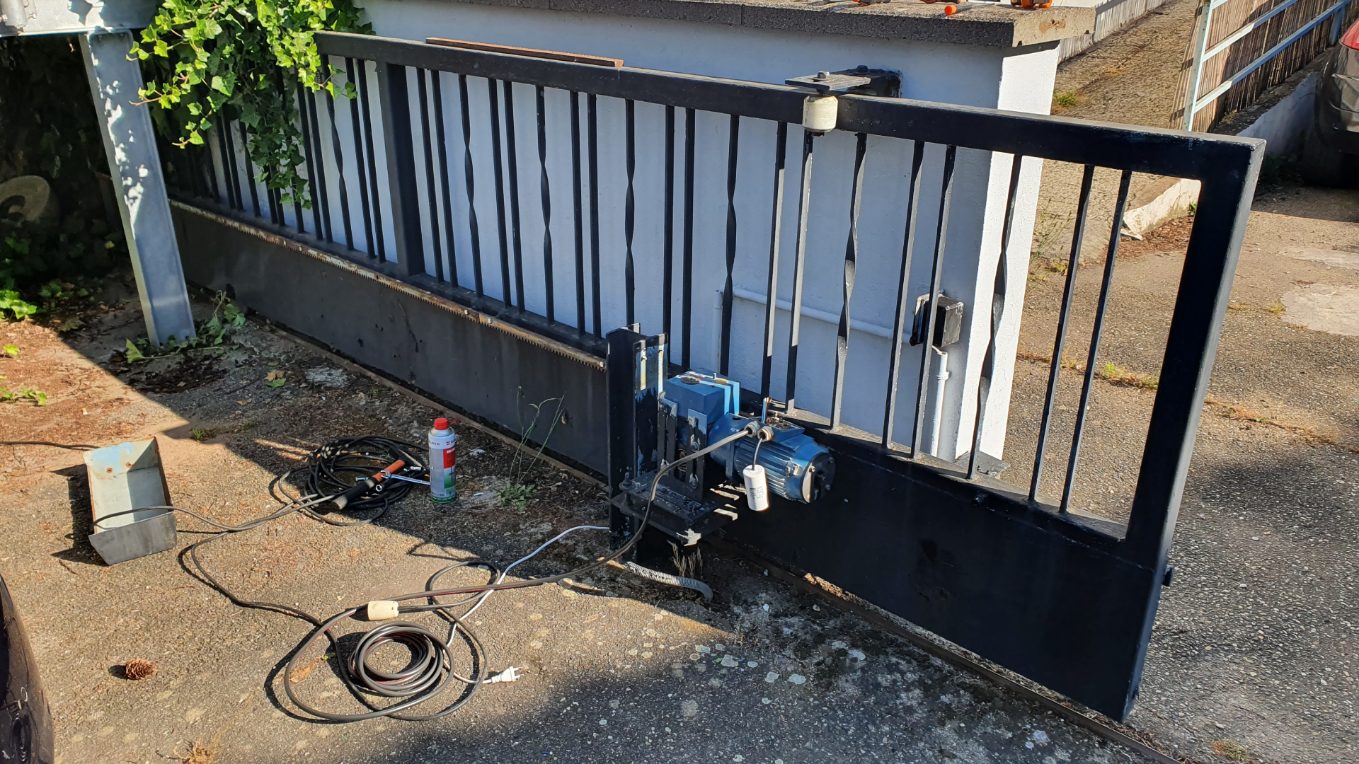 Picture of the gate at the beginning before the project